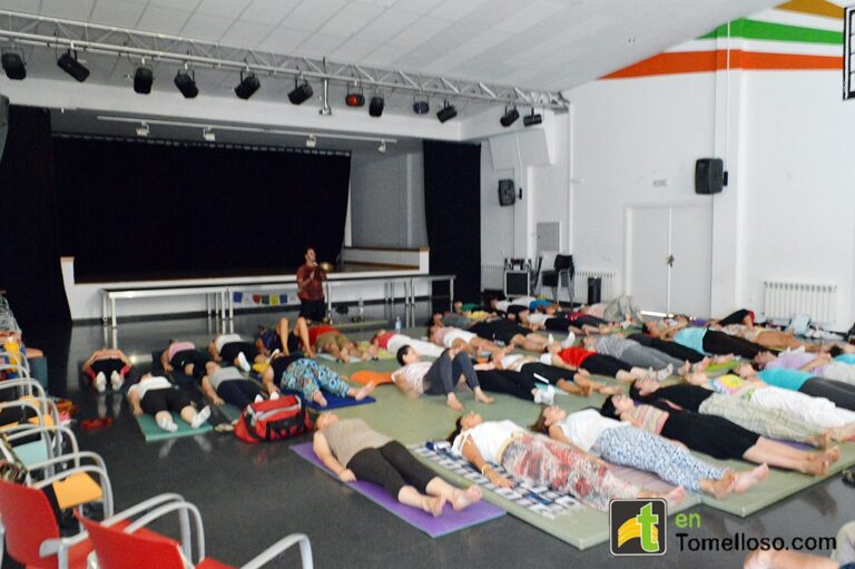 Sesión de sonidos armónicos de Diego Salamanca, bienestar en el Centro Joven de Tomelloso