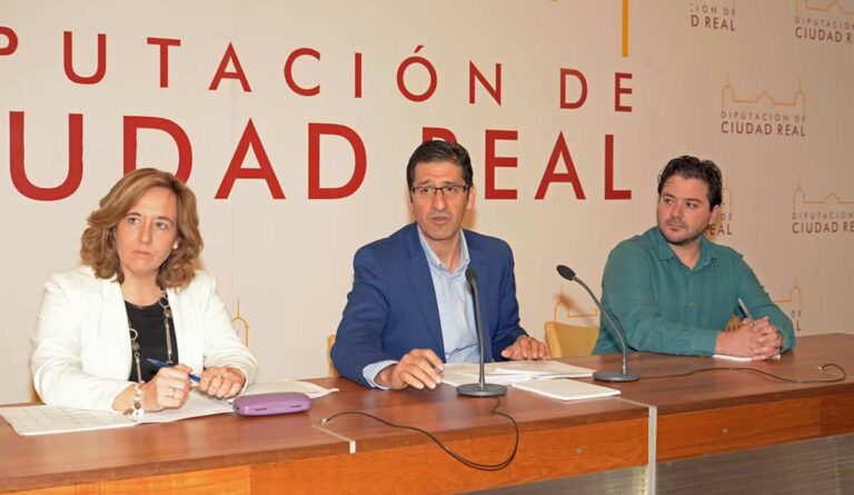 La Diputación duplica las ayudas a libros y material escolar