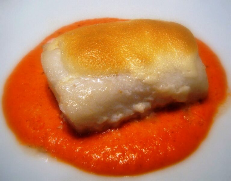 Bacalao gratinado con salsa de pimientos del piquillo