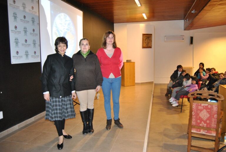 La Biblioteca acogió ayer un espectáculo de sensibilización con motivo de la celebración del Día de la Mujer
