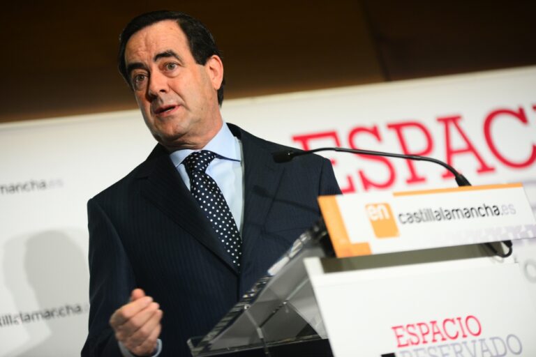 Bono dice que participará en la campaña electoral del PSOE si Page se lo pide