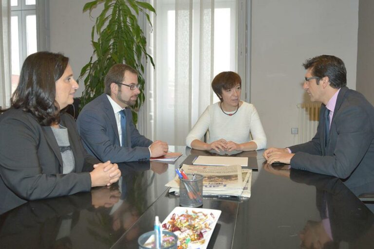 Caballero anuncia apoyo institucional y económico a la Plataforma de Transporte de Alcázar
