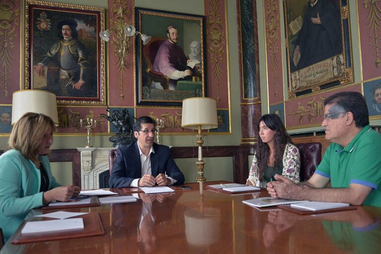 Caballero recibe a los representantes de ASPAS Ciudad Real