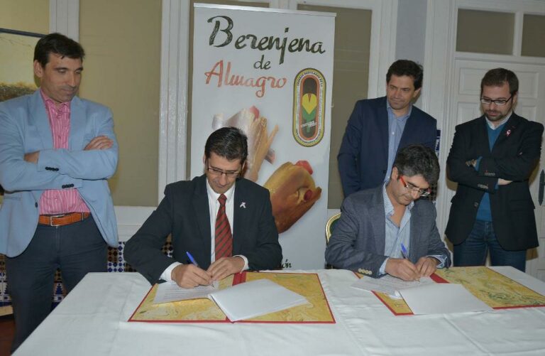 El presidente de la Diputación, José Manuel Caballero, firma un convenio con la IGP Berenjena de Almagro
