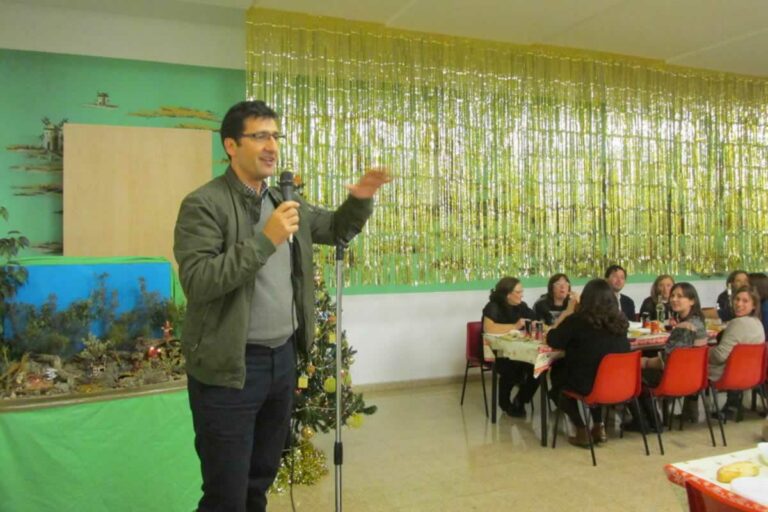 Caballero apuesta por recuperar el talento joven en una cena con universitarios