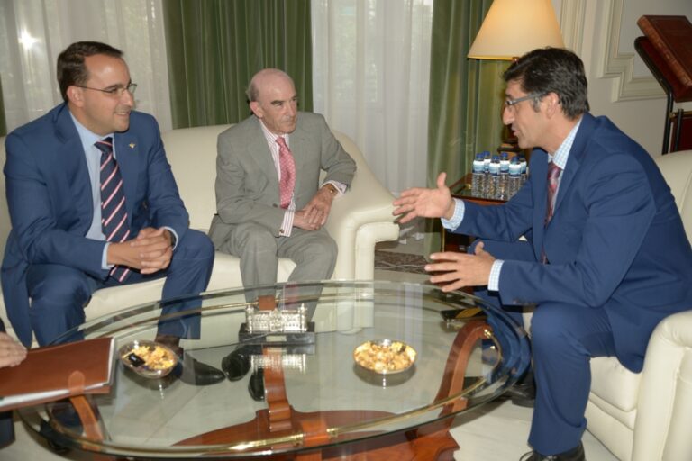 El Presidente de la Diputación se interesa por el apoyo de Globalcaja al sector empresarial