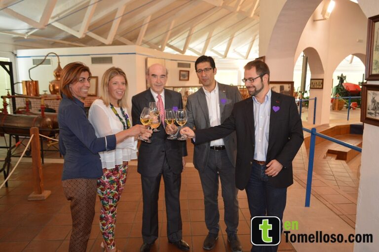 Caballero muestra el apoyo de la Diputación a la Cooperativa Virgen de las Viñas de Tomelloso