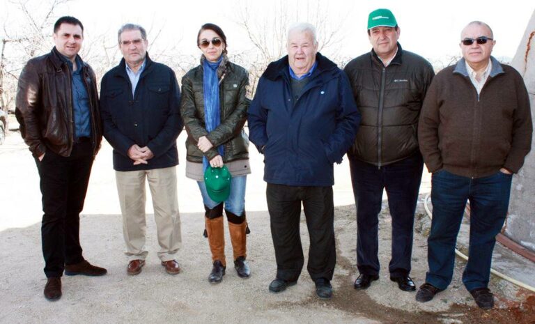 El presidente de Caja Rural CLM asiste a la tradicional poda de olivo en Camuñas