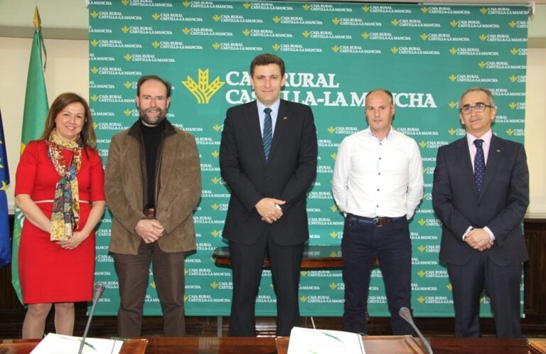 Caja Rural CLM proporciona liquidez a los empresarios del mueble de Sonseca