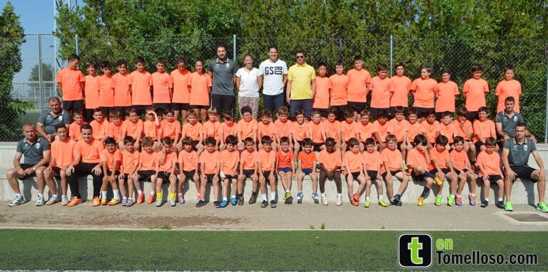 Un centenar de chicos  y chicas participan en el Campus de Fútbol del PMD de Tomelloso