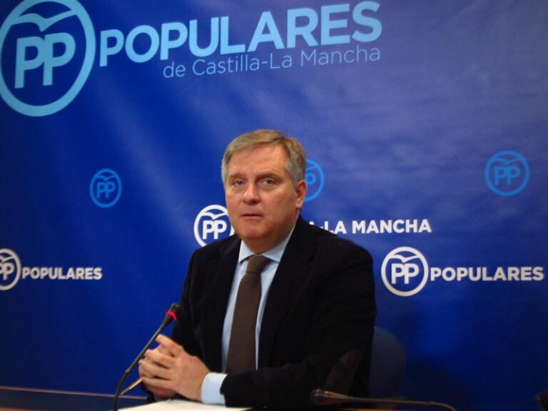 PP reta a Page a ir a notario con la lista de espera de 2015 y la actual