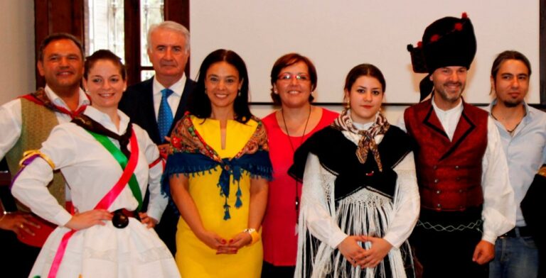 Olmedo muestra el apoyo del Gobierno de Castilla-La Mancha a tradiciones como el Festival Internacional de Folclore y de la Seguidilla