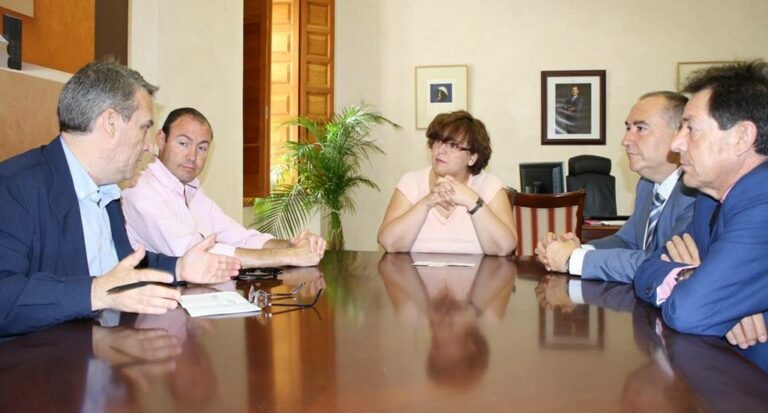 La delegada de la Junta tiende la mano a FECIR para impulsar la actividad de empresarios y autónomos ciudadrealeños