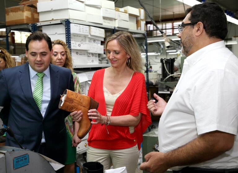 Casero: “El sector del calzado en Almansa es santo y seña de las exportaciones en C-LM”