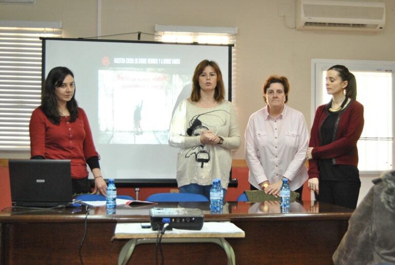 Celebrada una charla sobre las mujeres ante la crisis