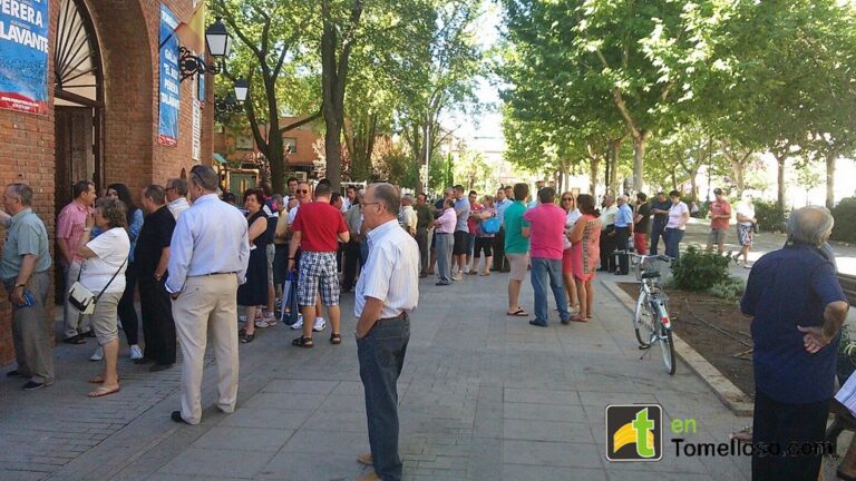 Colas en el primer día de venta de entradas para “el cartelón” de la Feria de Tomelloso