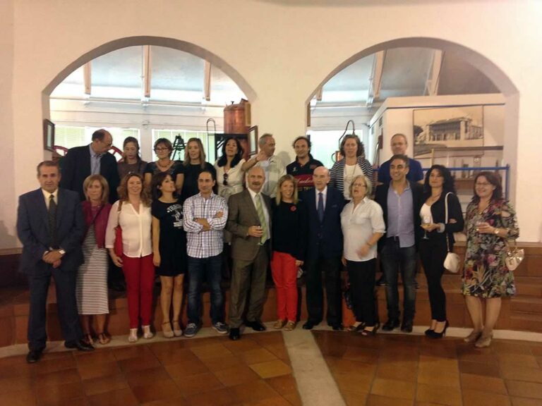 Profesionales del hospital de Tomelloso visitan la cooperativa Virgen de las Viñas