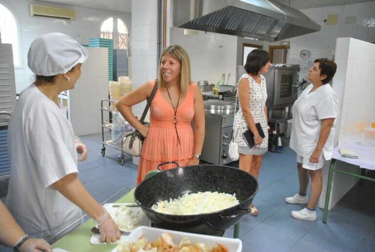 Unas 140 bandejas se reparten diariamente en el servicio de Comida Sobre Ruedas de Tomelloso