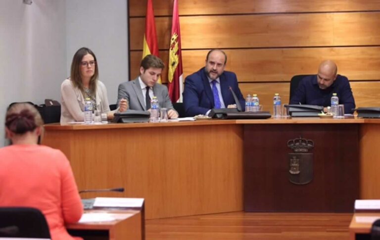 El vicepresidente regional, José Luis Martínez Guijarro, comparece en las Cortes de Castilla-La Mancha