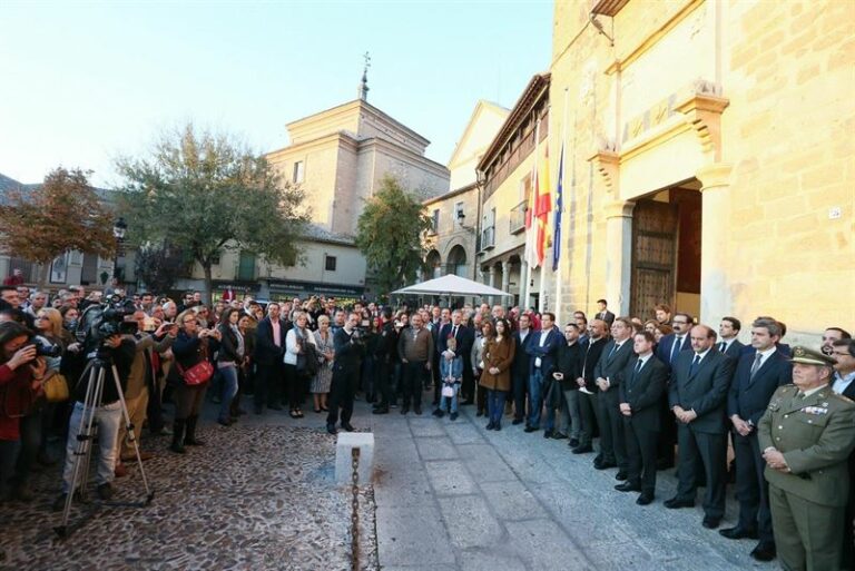 Cerca de 300 personas se concentraron y guardaron un minuto de silencio frente al Palacio de Fuensalida