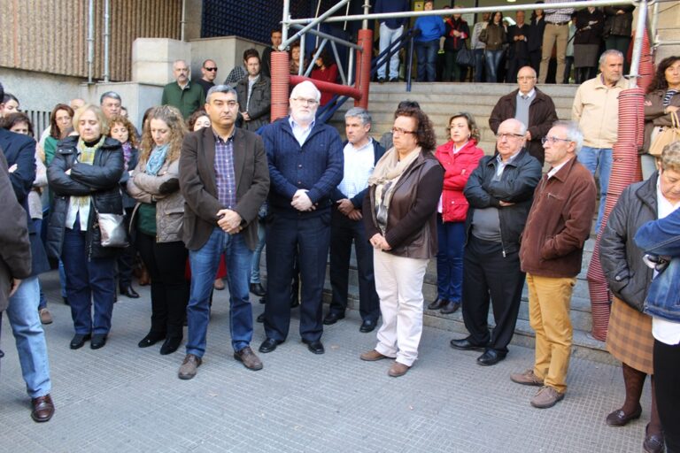 Los empleados de la Junta encabezados por Olmedo guardan cinco minutos de silencio