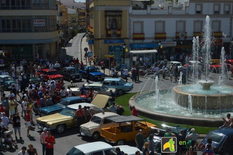 Medio centenar de vehículos clásicos llenan las calles de Tomelloso