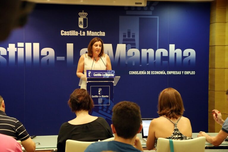 La consejera de Economía, valora la mejora mostrada por la EPA pero lamenta la destrucción de 66.700 empleos en los últimos 4 años