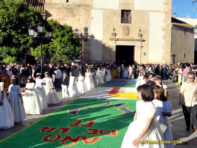 Las alfombras realzan la procesión del Corpus