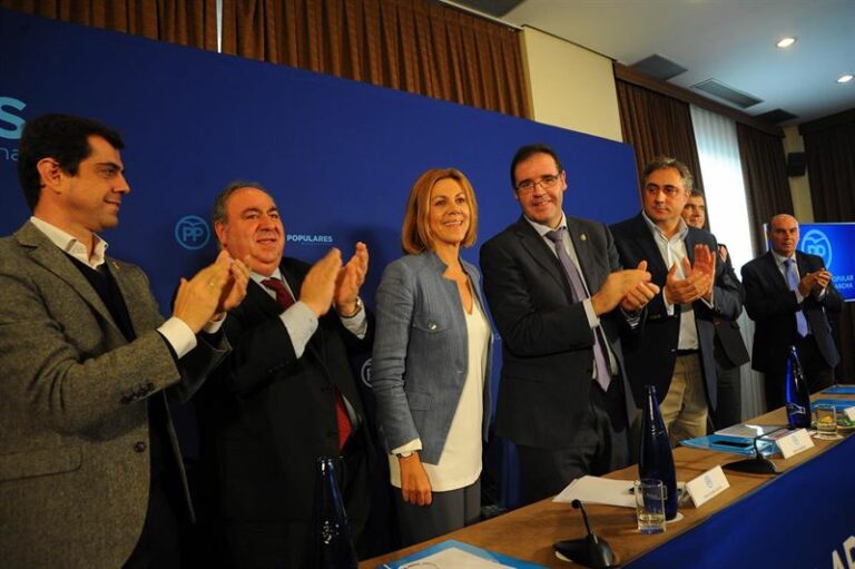 Cospedal dice que el PSOE sabrá “por qué y por quién” vota en contra de eliminar los privilegios