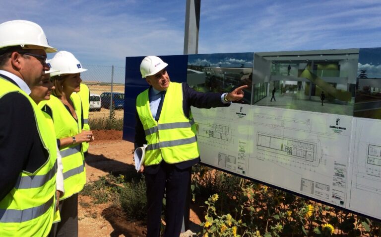 Cospedal vista el Vivero de Empresas, los laboratorios y el ATC de Villar de Cañas