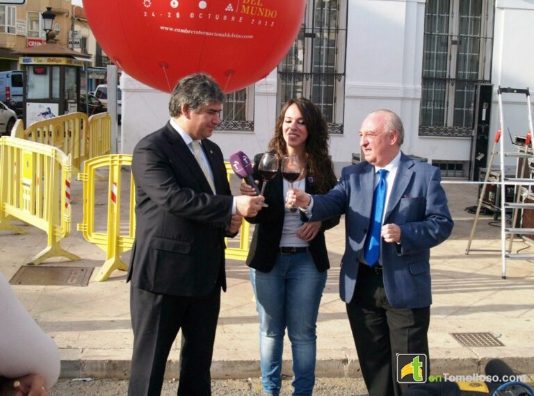 Cotillas: “El Ayuntamiento pone todos los recursos a disposición de los tomelloseros, para dar los mejores servicios”