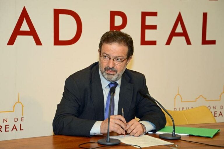 La Diputación concederá becas de comedor y ayudas para comprar libros y material escolar