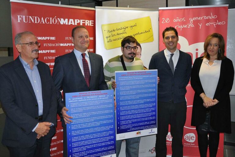 AJE y Mapfre reciben el decálogo de Laborvalía