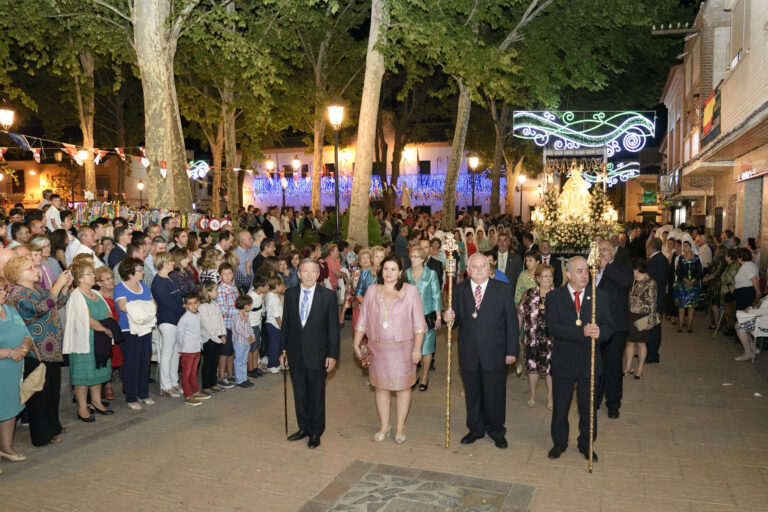 La Virgen de Peñarroya atrae a numerosos devotos en su desfile procesional