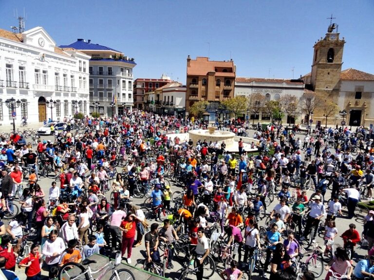 Cerca de 1.500 personas celebran el Día de la Bici