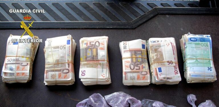 La Guardia Civil incauta más de 73.000 euros ocultos en un vehículo