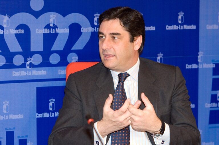 Echániz: “En Castilla-La Mancha hemos pasado de la sanidad del ladrillo a la sanidad para las personas”