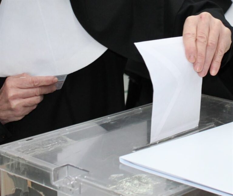 El PP obtendría entre 10 y 11 escaños en C-LM, el PSOE entre 6 y 7, y Ciudadanos 5, según el CIS