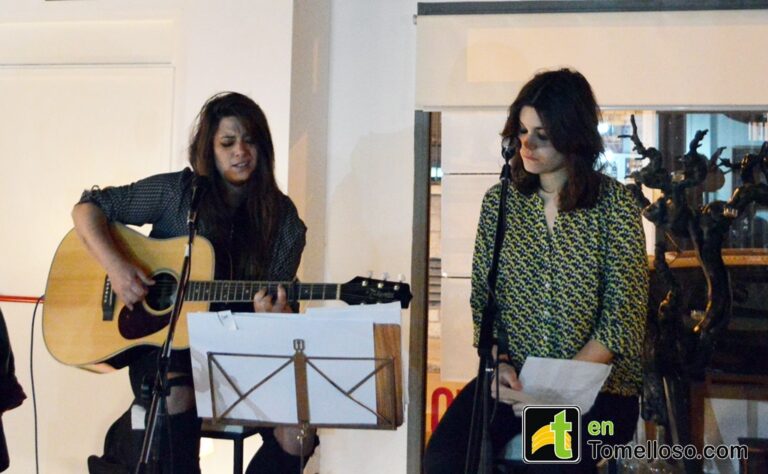 Elvira Sastre y Adriana Moragues encienden la noche en Tomelloso con música y poesía