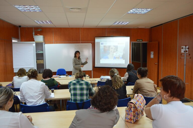 Veinticinco mujeres de la comarca de Tomelloso comienzan en la AECT el curso “Emprende en positivo”