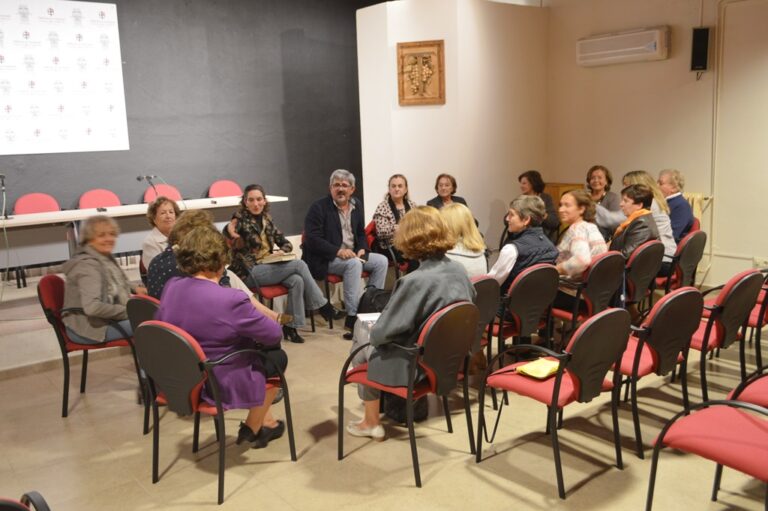 El Club de Lectura de la Biblioteca Municipal celebra un encuentro literario con Francisco Navarro