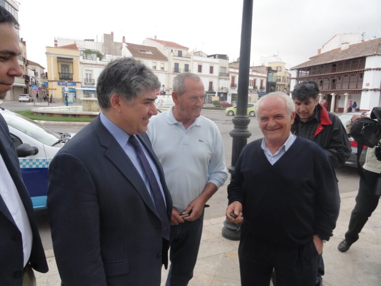 Cotillas: “No creo que alguien pueda creerse que los cirujanos del Hospital no tienen batas”
