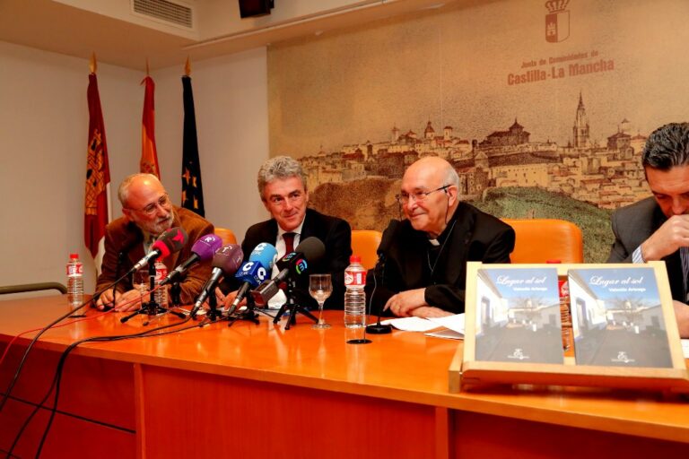 Leandro Esteban participa en la presentación del libro de Valentín Arteaga, ‘Lugar al Sol’