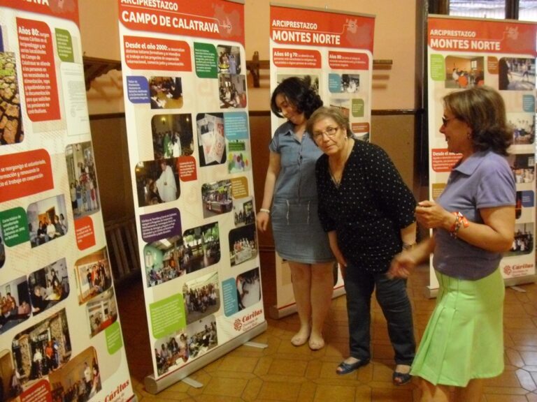 La exposición conmemorativa del 50 Aniversario de Cáritas Diocesana sigue su andadura por la diócesis