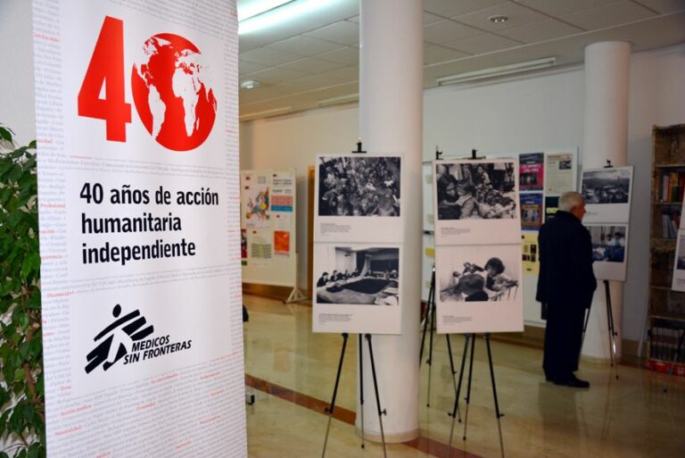 Una exposición en la Facultad de Letras muestra la trayectoria y labor humanitaria de Médicos Sin Fronteras
