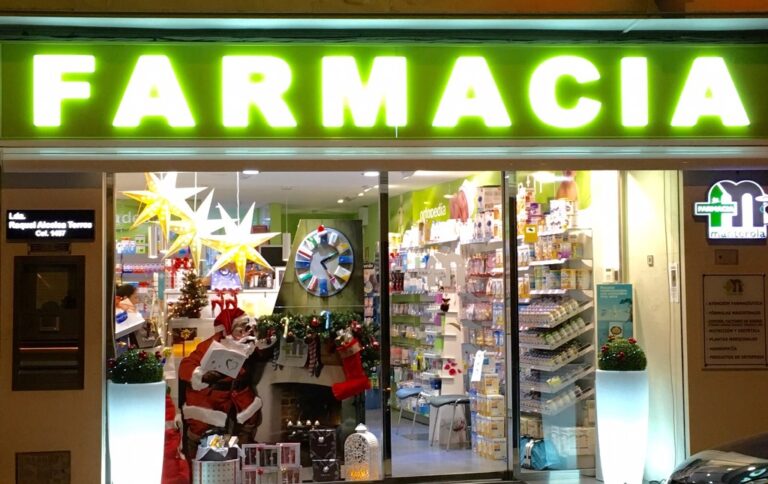 Raquel Alcolea, de Tomelloso, gana el Concurso de Escaparatismo Navideño del Colegio de Farmacéuticos