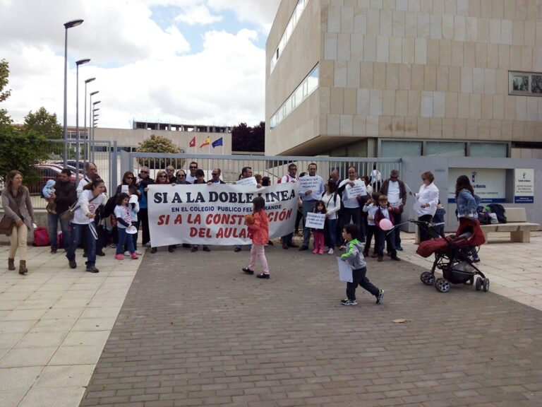 La comunidad educativa del Félix Grande lleva sus reivindicaciones ante la consejería de Educación