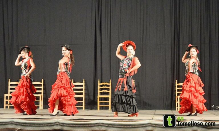 La Plaza de España de Tomelloso vibró con el primer espectáculo de baile y flamenco de la Feria 2015