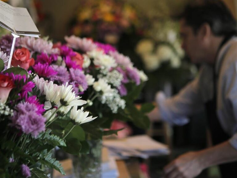 Margaritas, gladiolos y claveles, las flores más compradas en C-LM por el Día de Todos los Santos, según los floristas