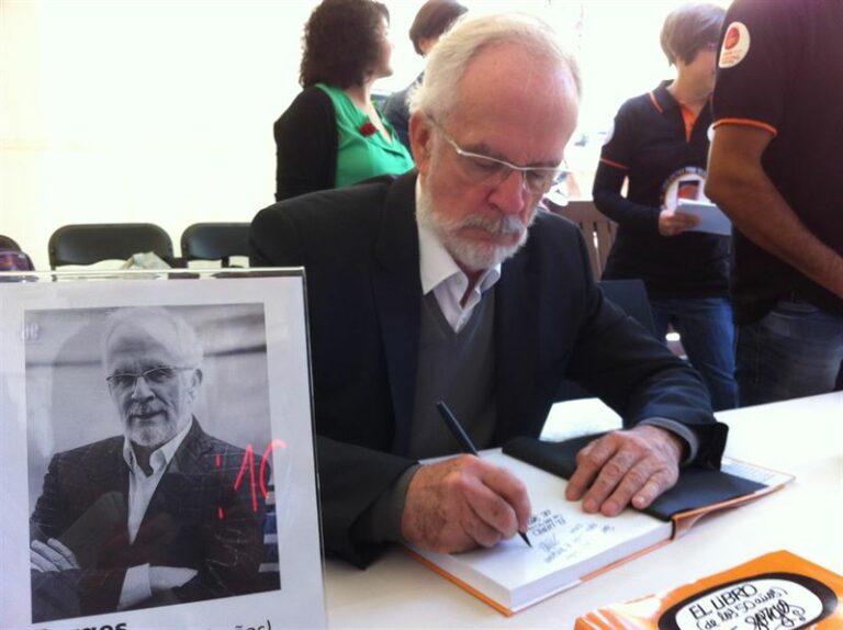Forges participa en una conferencia en Manzanares sobre humor y ciudadanía